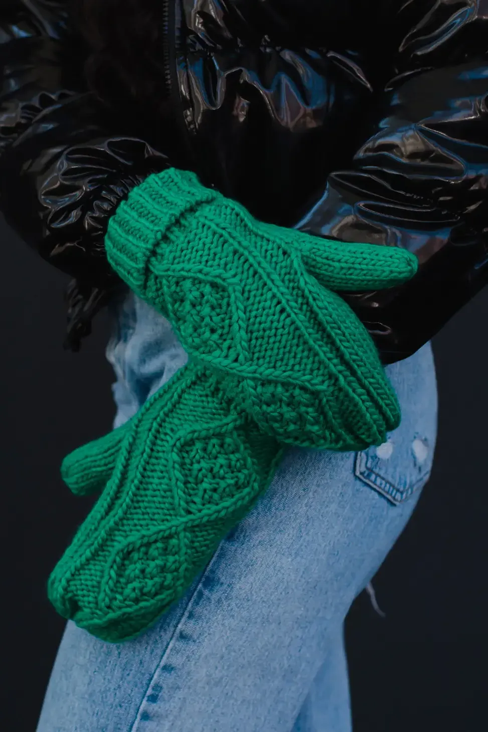 Cable knit mittens