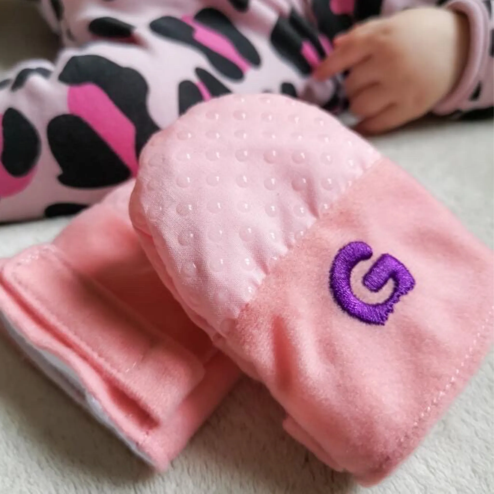 Gummee Mitts Anti scratch Teething Mittens 0  Months Pink