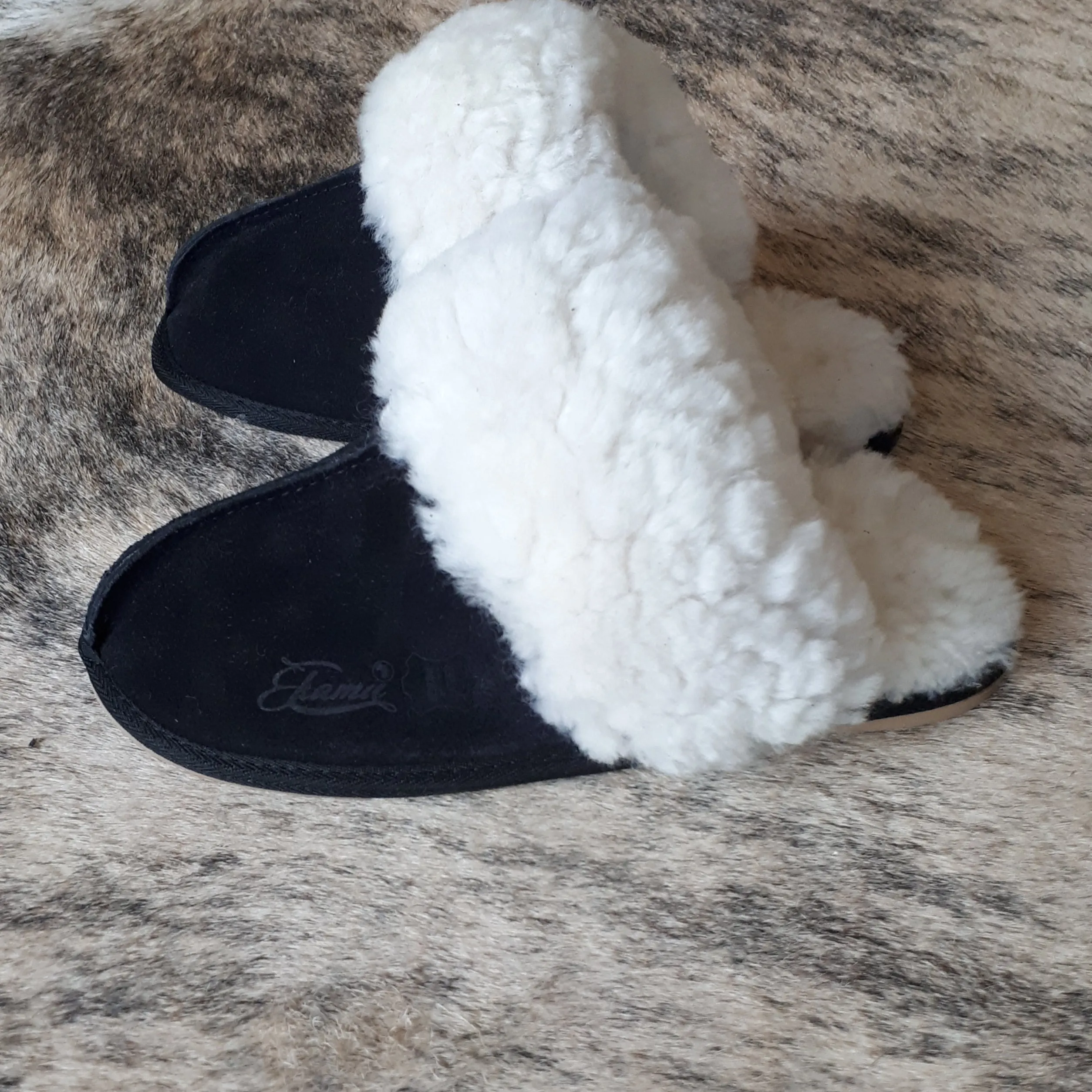 Sheepskin Slippers Ekamu in Black